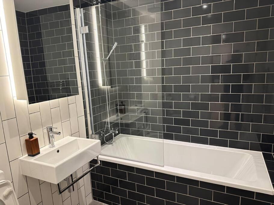 Spacious Modern 1 Bed Apartment. 런던 외부 사진